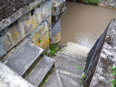 川へ降りる階段